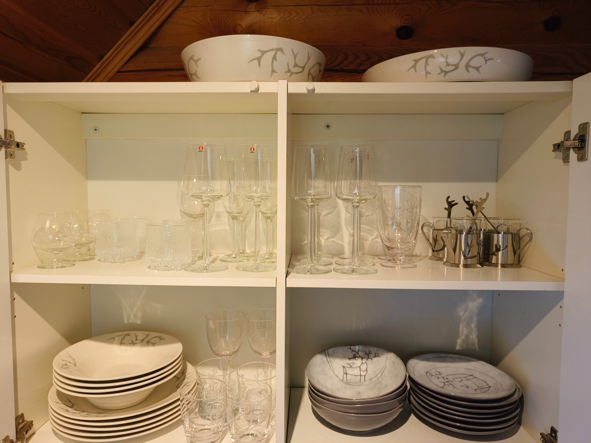 Astiasto on pääasiassa suomalaista (Pentik ja Iittala)